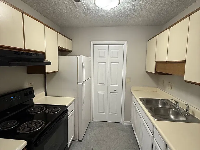 1806 E Woods Ln — Photo 3