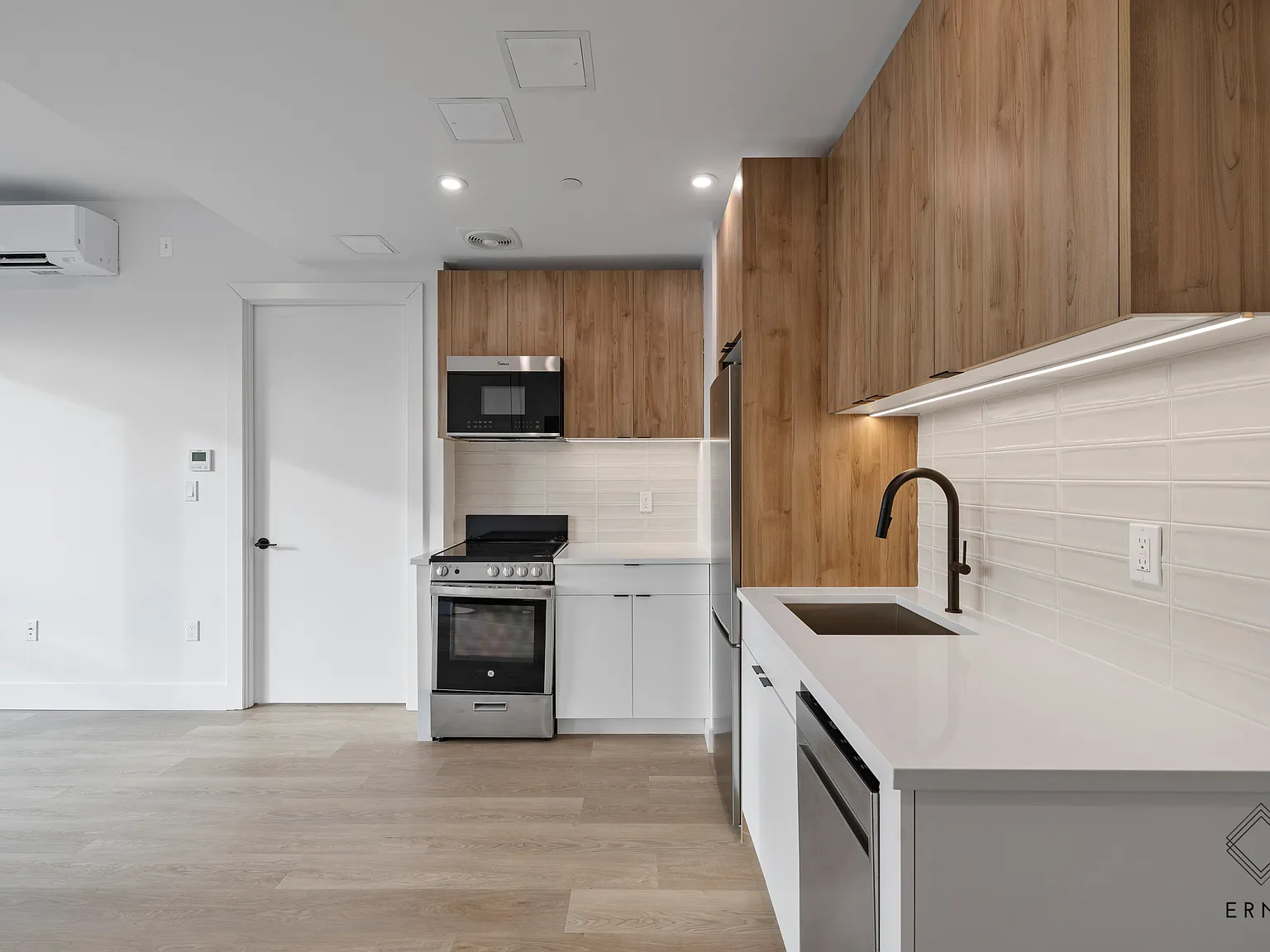 80 Linden Boulevard — Photo 4