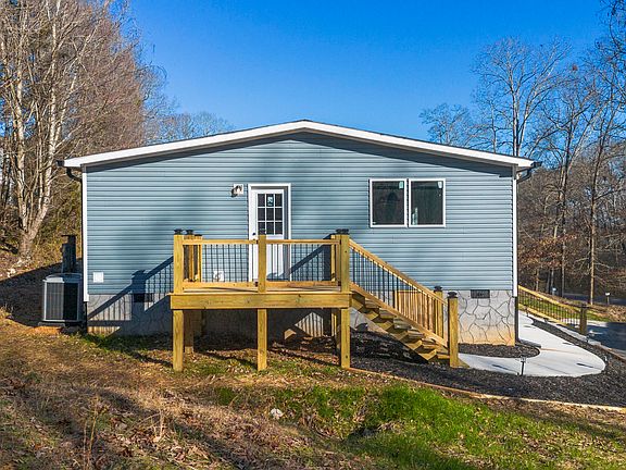 3rd image of 156 Burl Oaks Dr NE