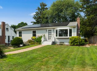 152 Old Evarts Ln, Groton, CT 06355
