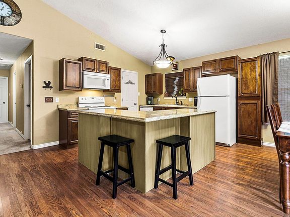 4th image of 819 Hidden Oaks Dr