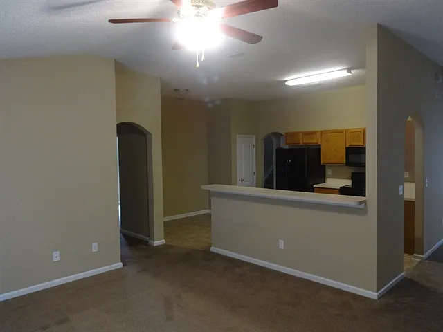 5 bed, 2.0 bath, 2147 sqft, $2,215 — Photo 2