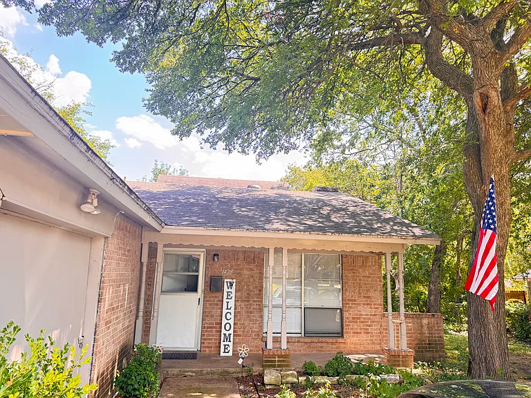 1428 Linden Dr — Photo 2