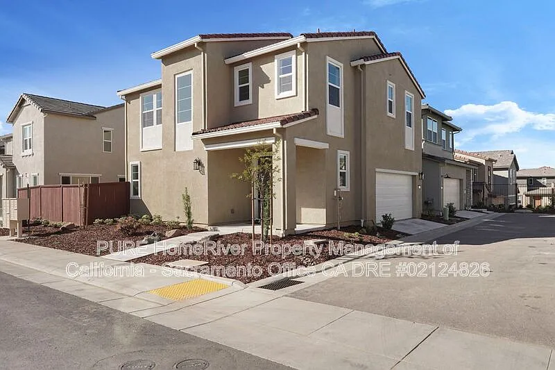 3 bed, 3.0 bath, 1941 sqft, $2,855 — Photo 3