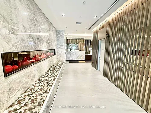 215 Queen St W Photo 1