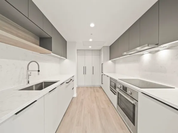 567 Emerson St #1204, Coquitlam, BC V3J 0G3