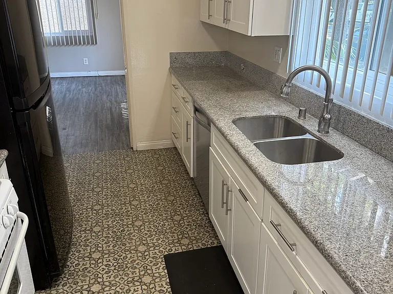112 N Mar Vista Ave #1 — Photo 5