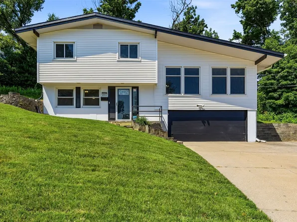 3207 Rosewood Ct NE, Cedar Rapids, IA 52402
