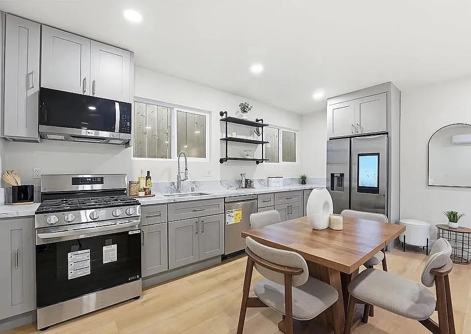 2 bed, 700 sqft, $2,850 — Photo 3