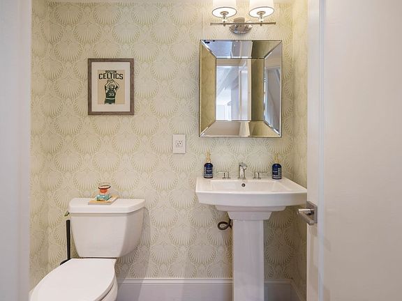 4th image of 38 Rutland Sq APT 1