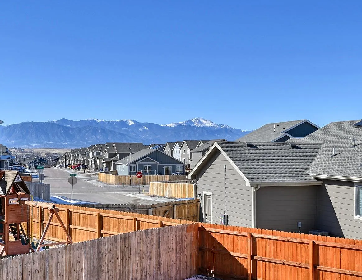 6592 Tillamook Dr — Photo 2