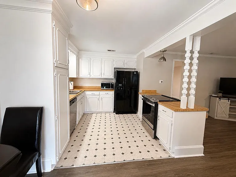 250 Castle Dr #B — Photo 2