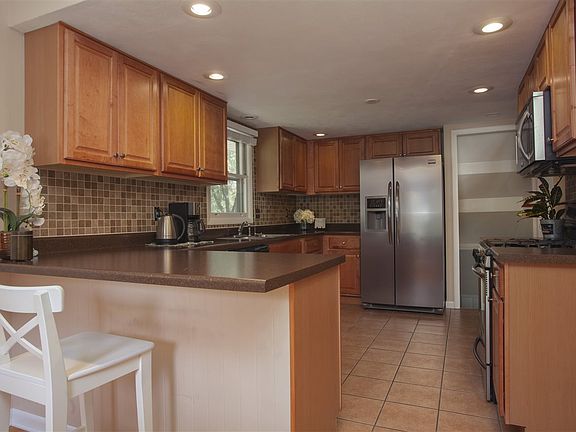 5th image of 3304 Crosby St