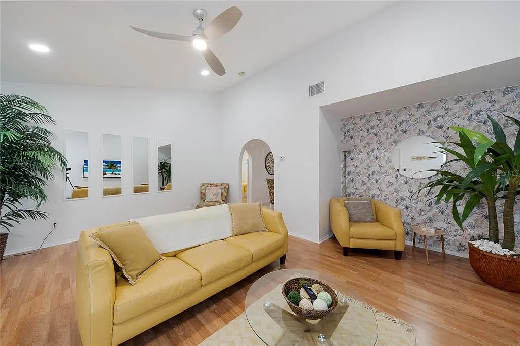 3 bed, 2.0 bath, 1154 sqft, $2,200 — Photo 4