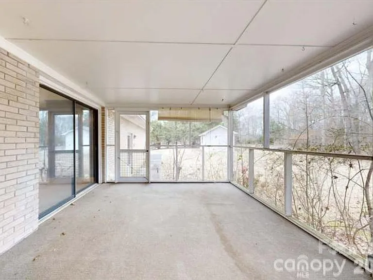 8122 Knollwood Cir — Photo 3