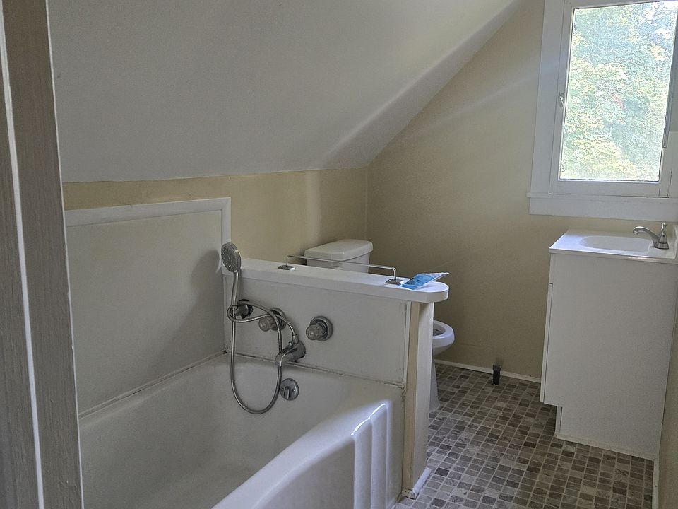 1st image of 19 Watkins Ave #5