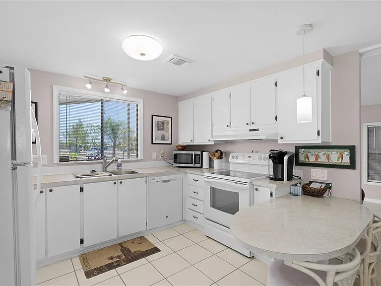 925 Iglesia Dr — Photo 7