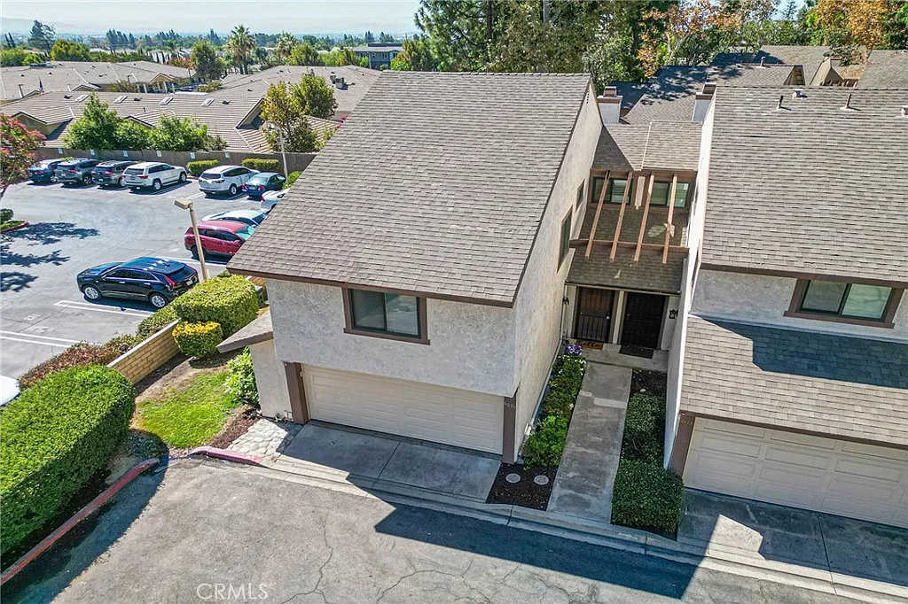 3 bed, 2.5 bath, 1367 sqft, $3,000 — Photo 2