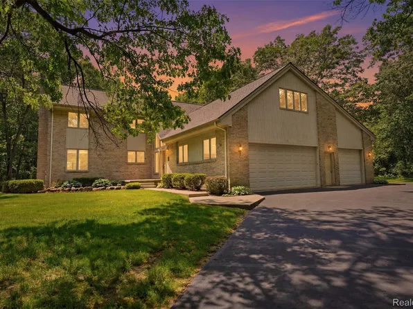 27967 Galien Dr, South Lyon, MI 48178