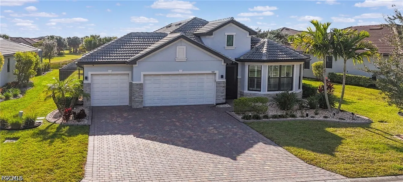 3 bed, 2.0 bath, 2140 sqft, $4,900 — Photo 1