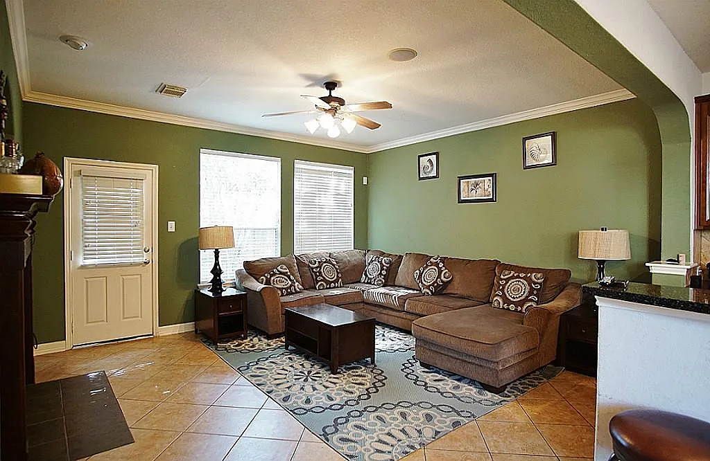3 bed, 3.0 bath, 2486 sqft, $2,300 — Photo 4