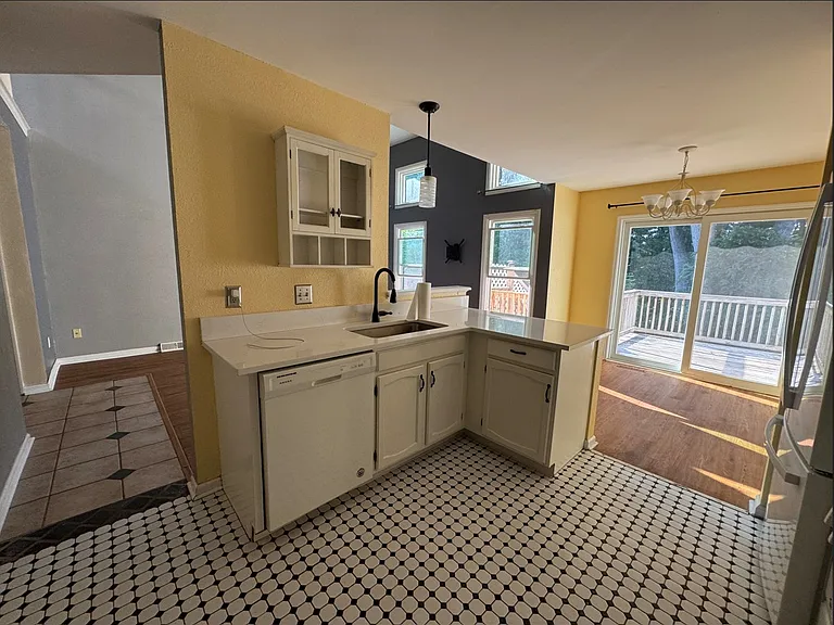 525 Highwood Cir — Photo 21