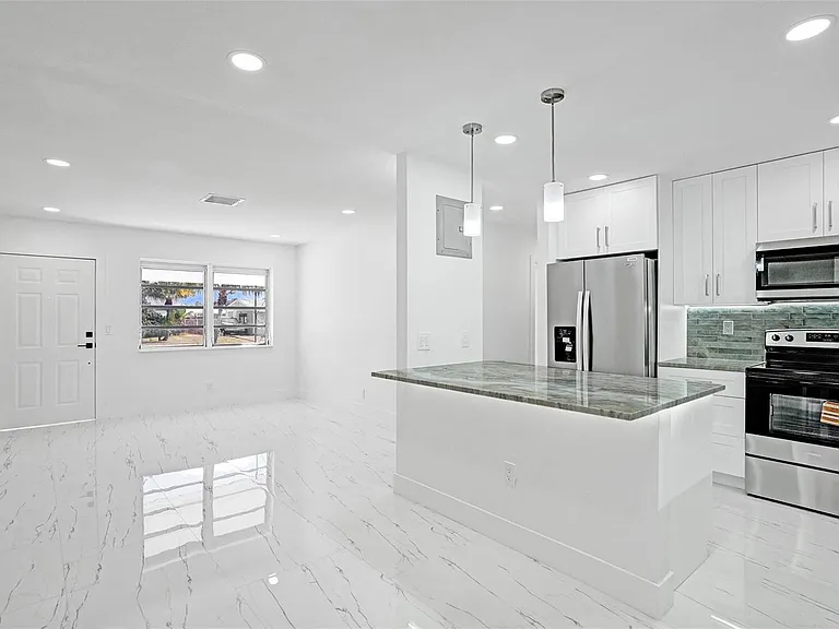 1437 SW 1st Ave — Photo 7
