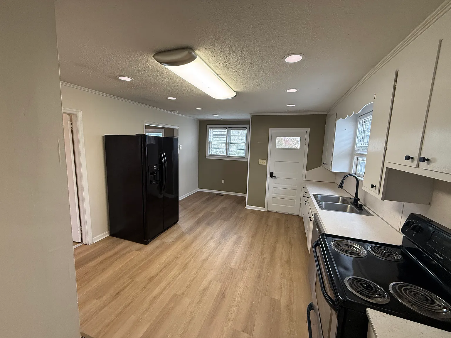 2 bed, 900 sqft, $1,200 — Photo 3