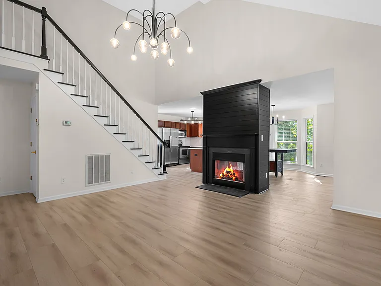 305 Dearing Dr — Photo 2