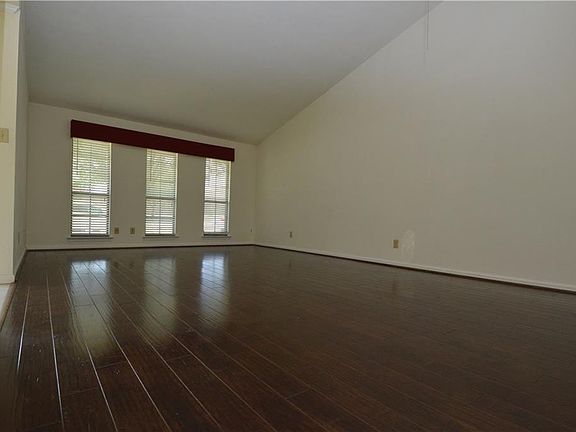5th image of 533 E Bethany Dr