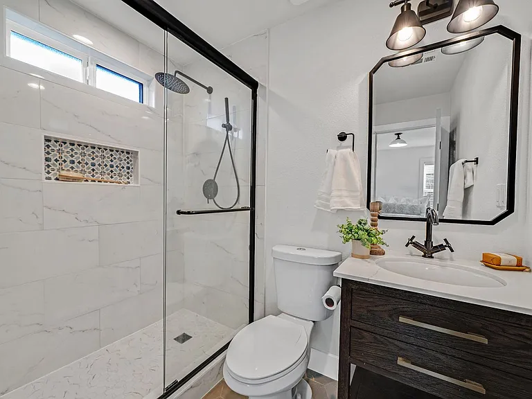 1863 Linden St — Photo 12