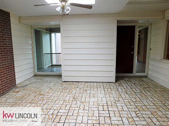 2nd image of 3800 Castle Cir
