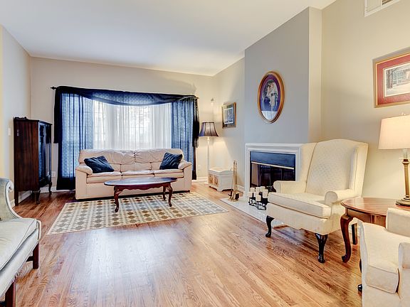 2nd image of 18 Wood Hollow Dr