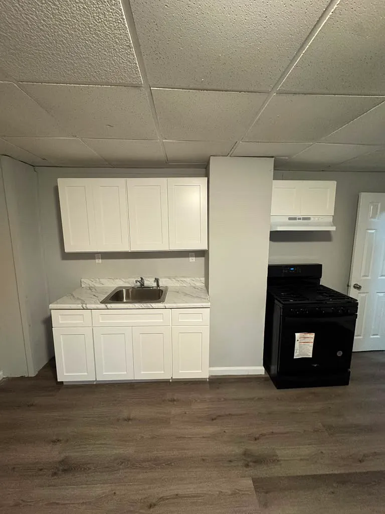 3 bed, $2,372 — Photo 2
