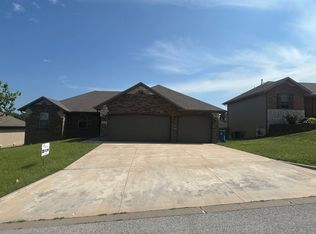 1060 E Lakota St, Nixa, MO 65714
