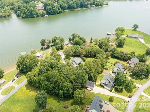 6377 Mountainside Dr, Hickory, NC 28601
