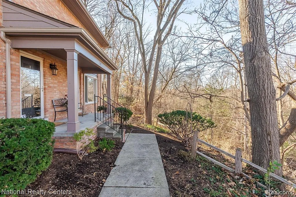 2 bed, 1.5 bath, 1227 sqft, $3,185 — Photo 2