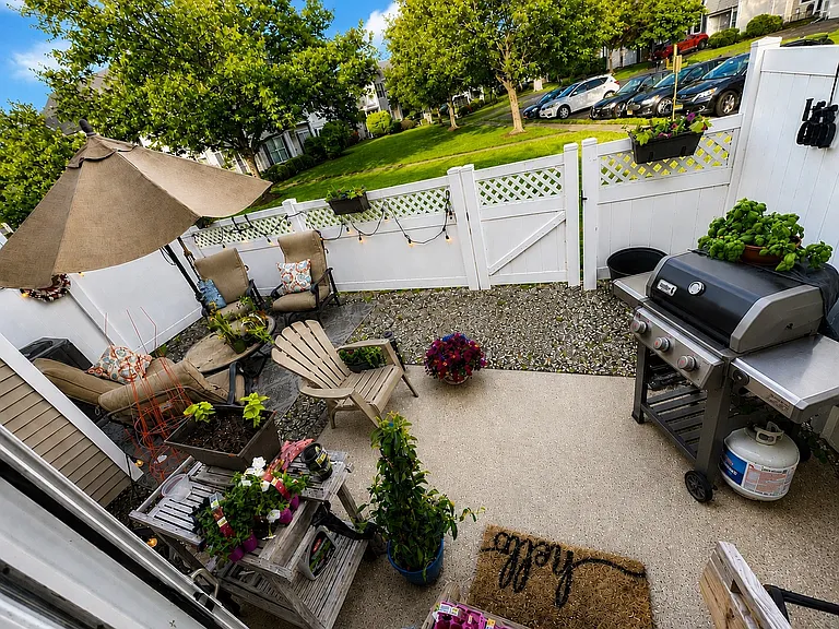 353 Cynthia Ln — Photo 16