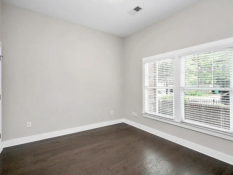 1420 W 4th St — Photo 4
