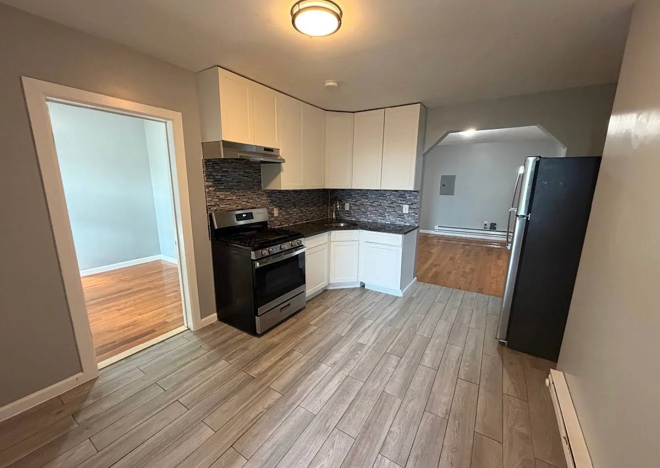 3 bed, 1300 sqft, $2,700 — Photo 4