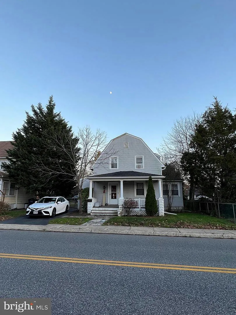 105 Post Rd photo 1
