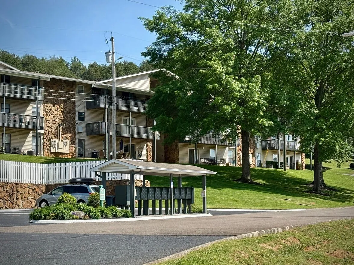 Carriage Hill Apartments — Photo 3