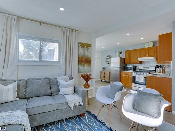 3rd image of 19 Dudley St