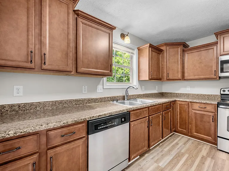 552 Falkland Cir — Photo 10