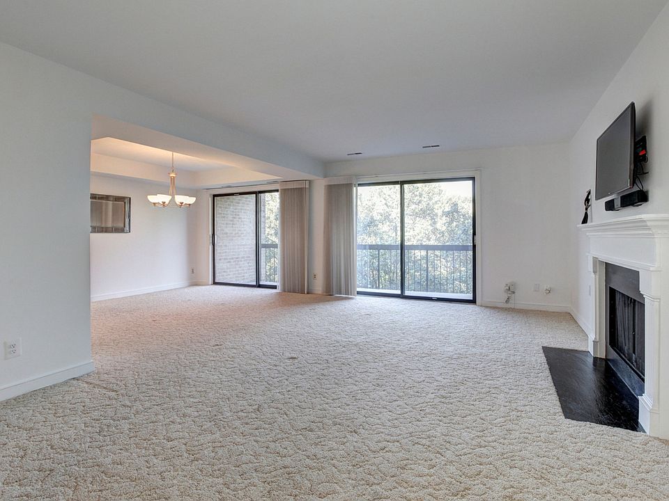 1,113 sq ft condo with open concept floor plan