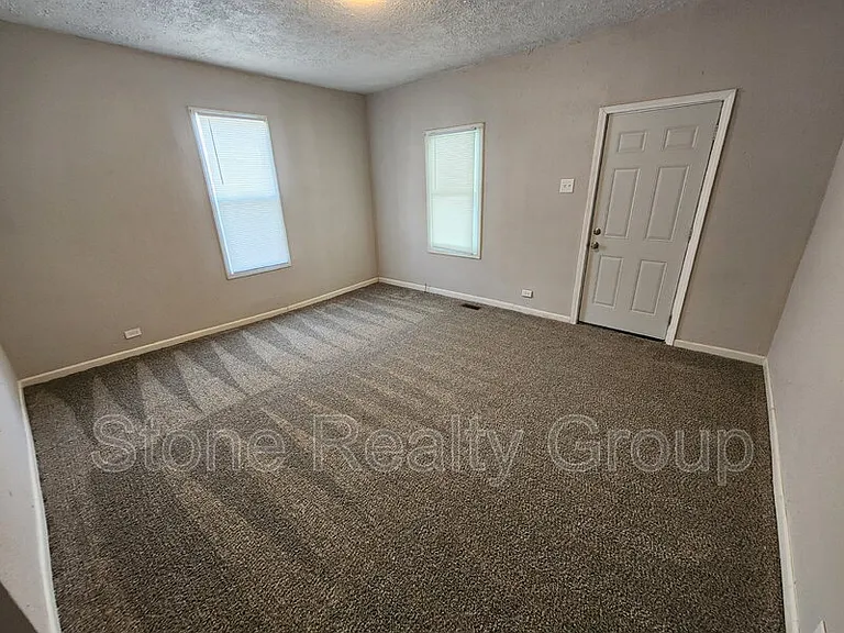 525 S 7th St W — Photo 2