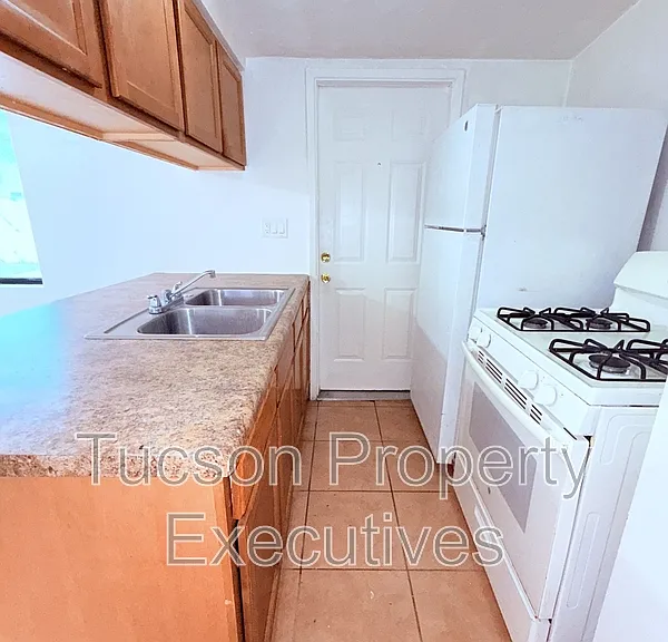 1644 N Beverly Ave — Photo 4