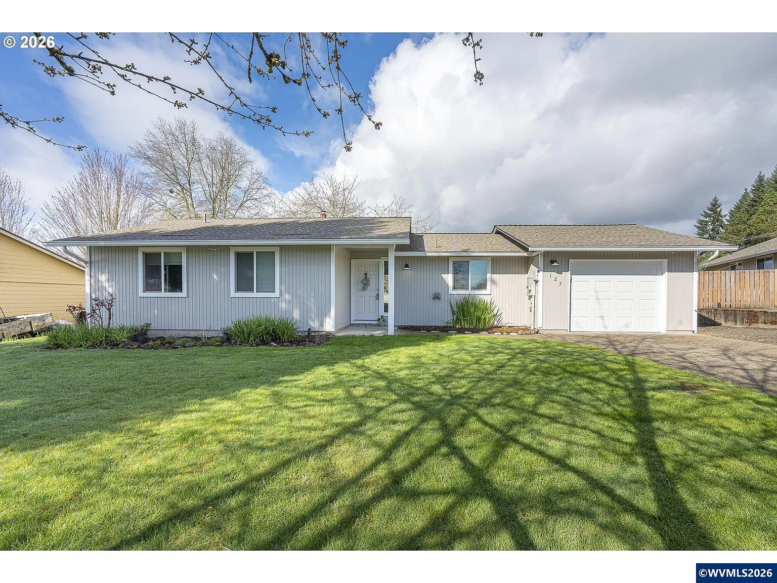 127 SW Poplar Ct photo 1