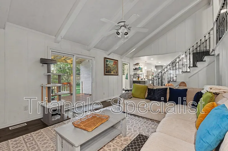 4 bed, 2.0 bath, 1910 sqft, $2,495 — Photo 3