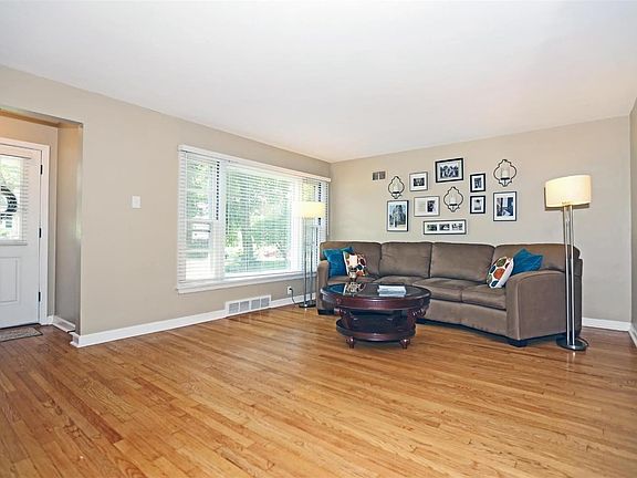 5th image of 221 Barter Ave